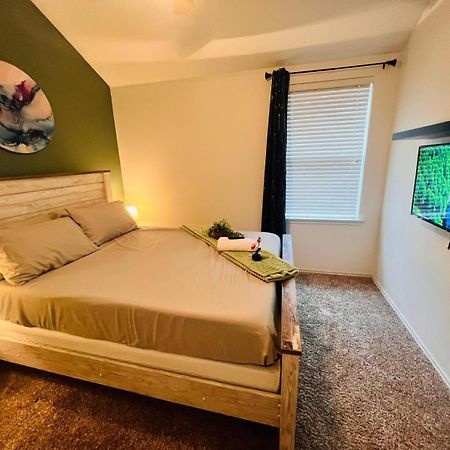 Work, Play & Stay King Bed With Foosball! Aubrey Eksteriør bilde