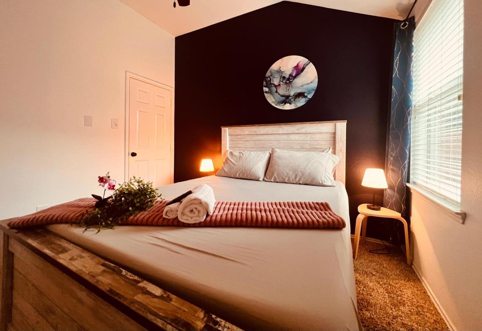 Work, Play & Stay King Bed With Foosball! Aubrey Eksteriør bilde